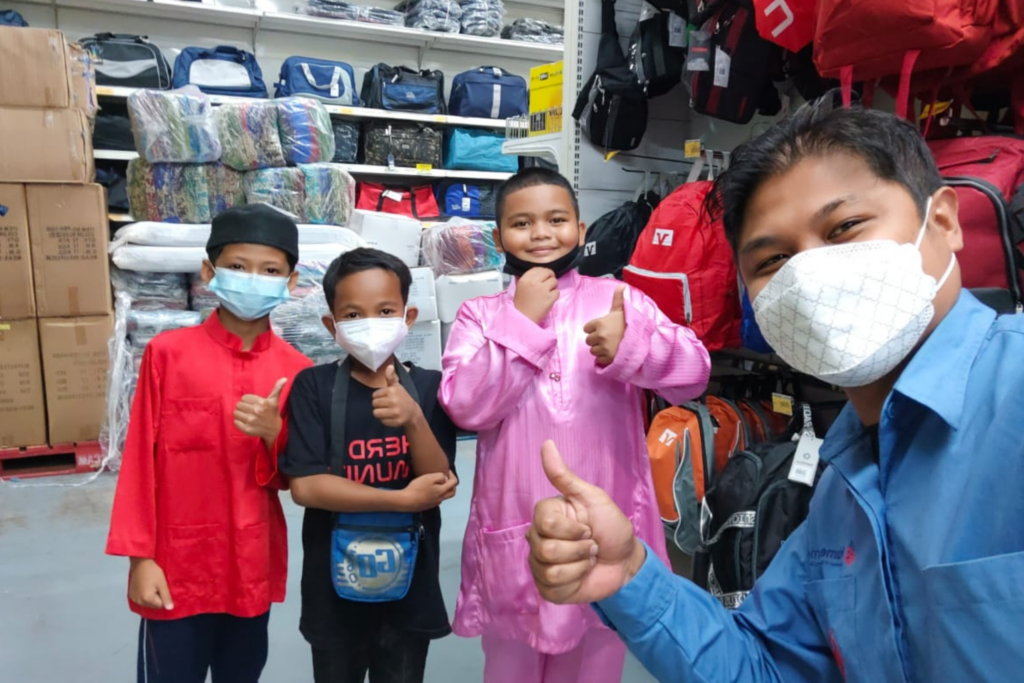 Orphans Go Shopping For Raya